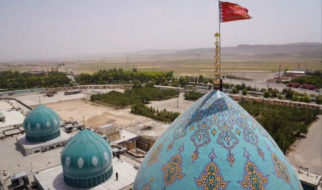 İran’ın Kum kentindeki Cemkeran Camii’nin kubbesine Hamas Siyasi Büro Başkanı