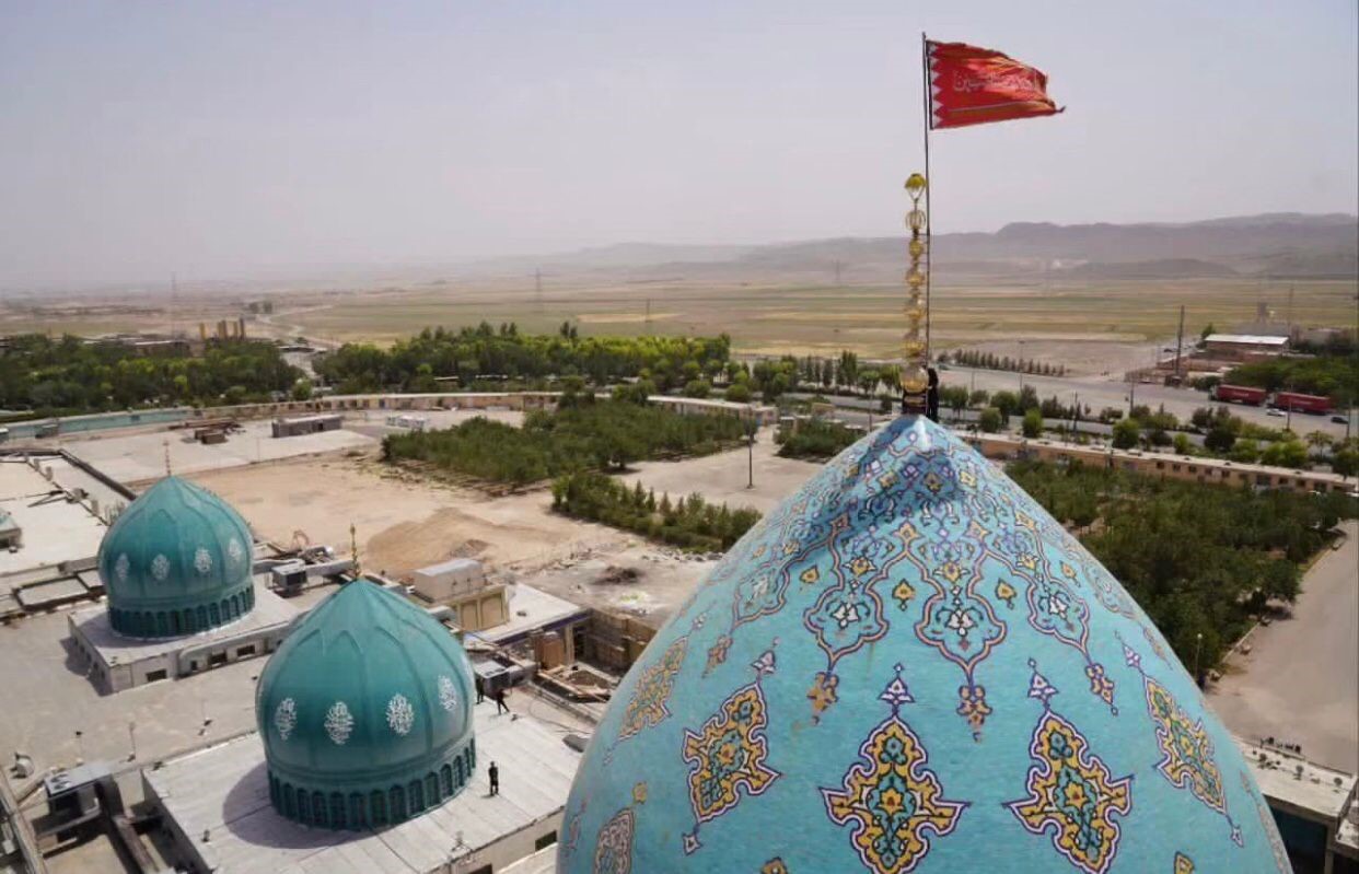 İran’ın Kum kentindeki Cemkeran Camii’nin kubbesine Hamas Siyasi Büro Başkanı