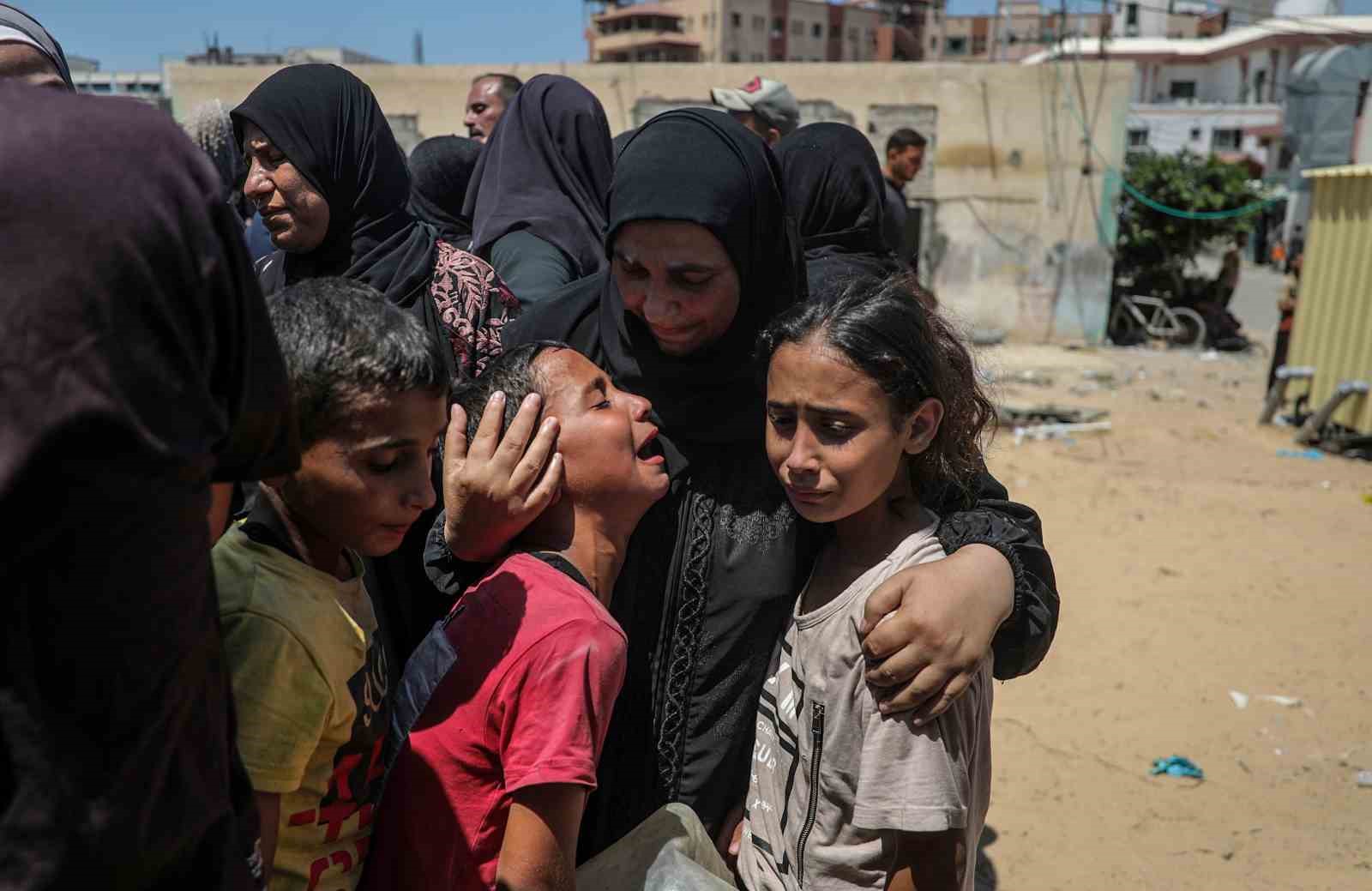 İsrail ordusunun Gazze Şeridi’nin El Mevasi bölgesinde 71 Filistinliyi öldürdüğü