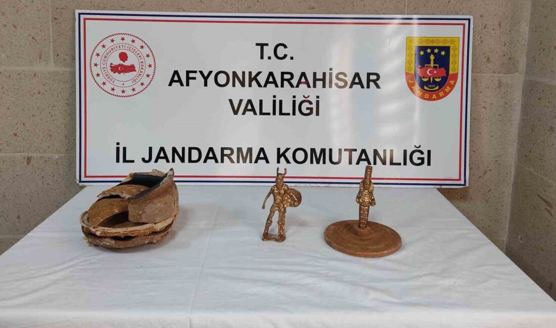 Afyonkarahisar’da jandarma takibe aldığı tarihi eser kaçakçılarının kullandığı otomobilde toprak