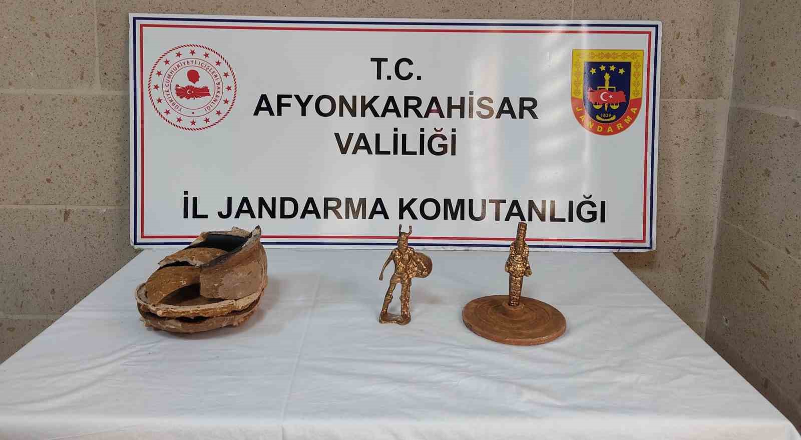 Afyonkarahisar’da jandarma takibe aldığı tarihi eser kaçakçılarının kullandığı otomobilde toprak