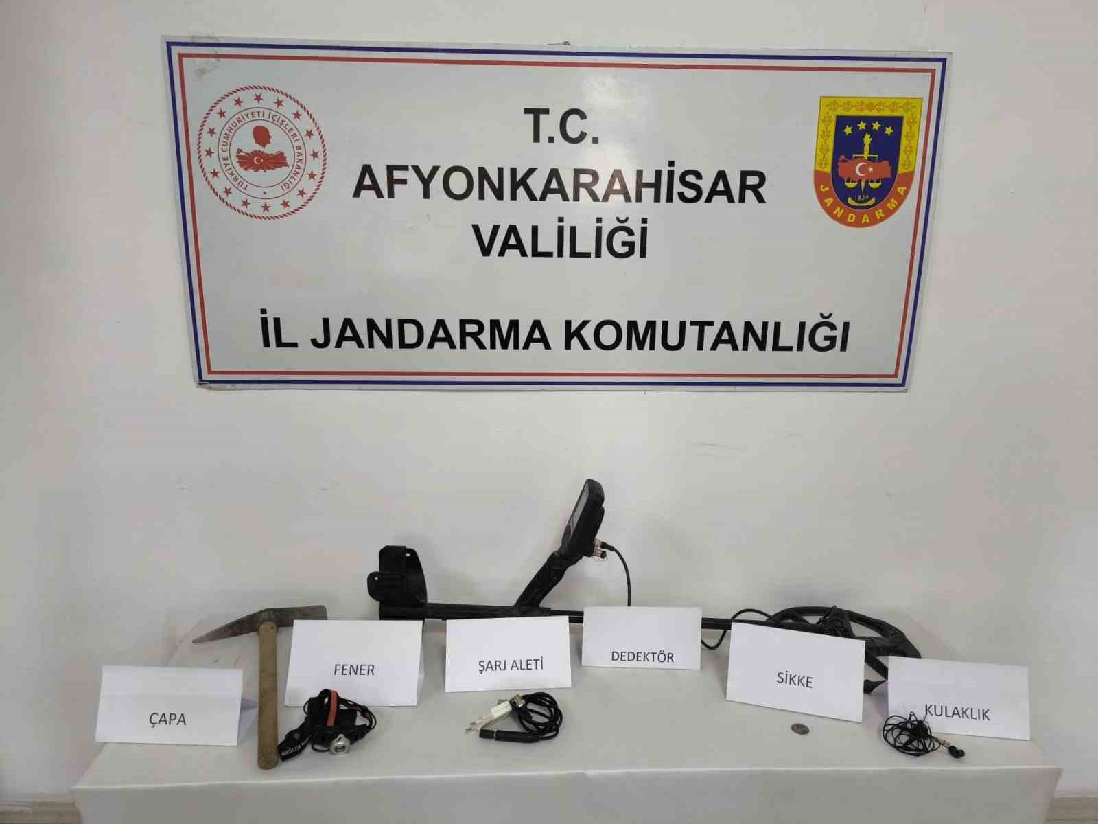 Afyonkarahisar’da kullandığı araçla devriye gezen jandarma ekiplerini görünce kaçan şahıs