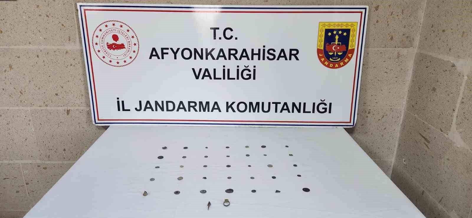 Afyonkarahisar’da jandarma tarafından gerçekleştirilen operasyonda tarihi eser niteliği taşıdığı değerlendirilen