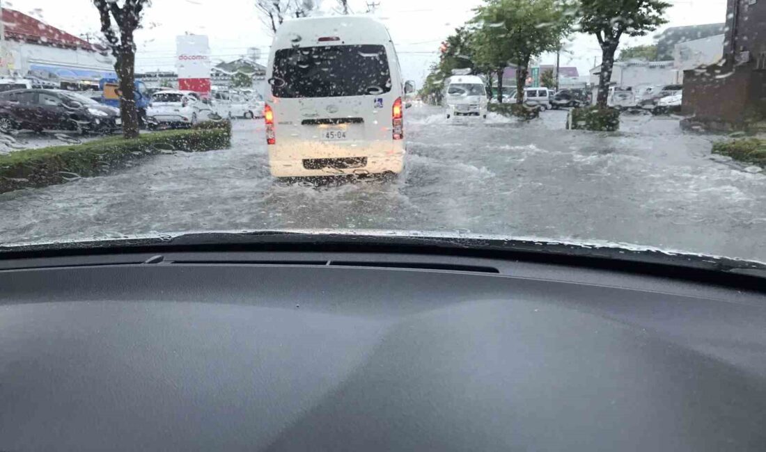 Japonya’da etkili olan şiddetli yağışlar nedeniyle nehirler taştı, yerleşim yerleri