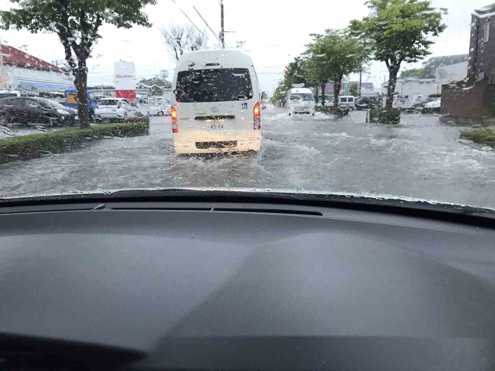 Japonya’da etkili olan şiddetli yağışlar nedeniyle nehirler taştı, yerleşim yerleri