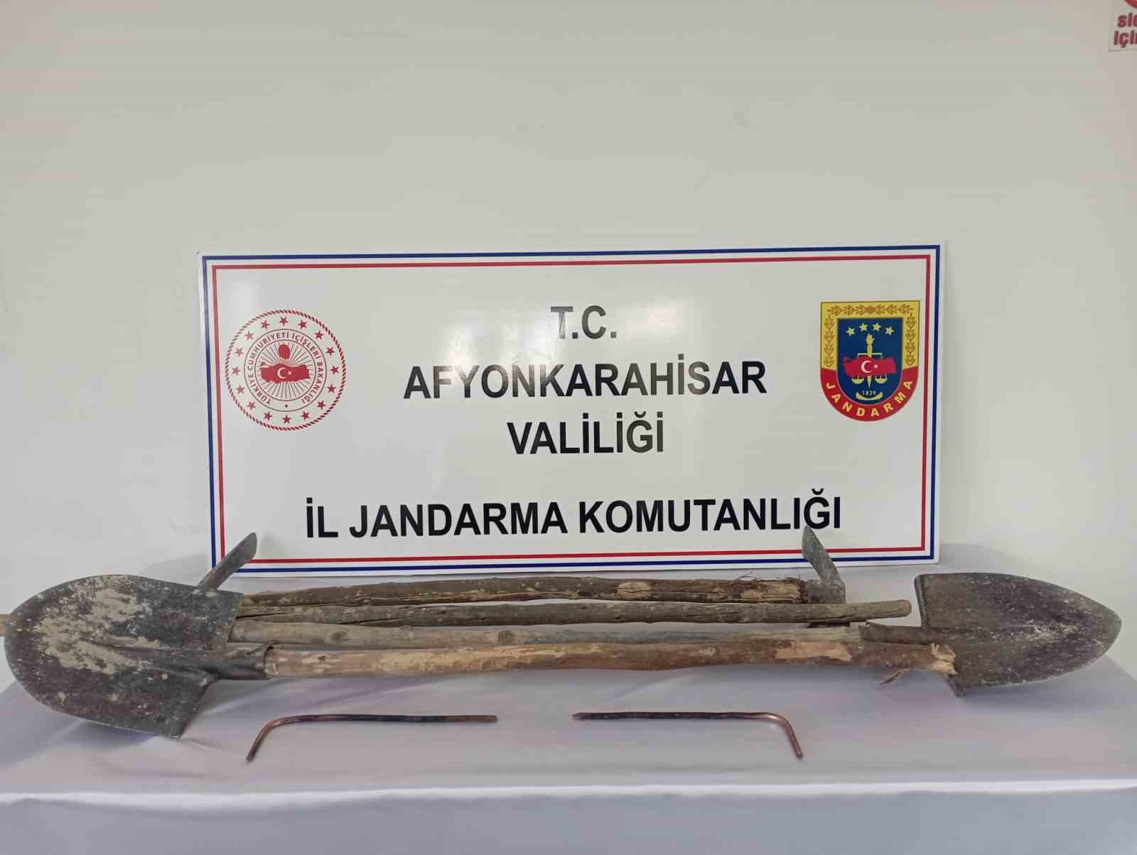 Afyonkarahisar’da kaçak kazı ile define arayan jandarmanın dron ile havadan