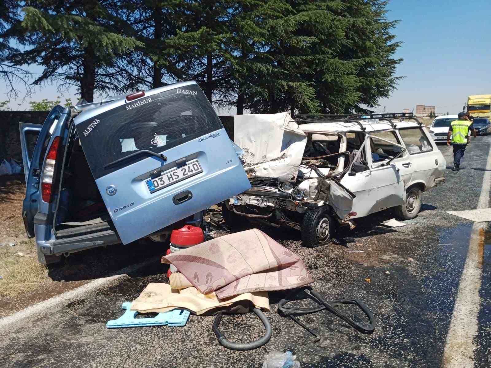 Afyonkarahisar’da hafif ticari araçla otomobilin çarpıştığı trafik kazasında 2 kişi