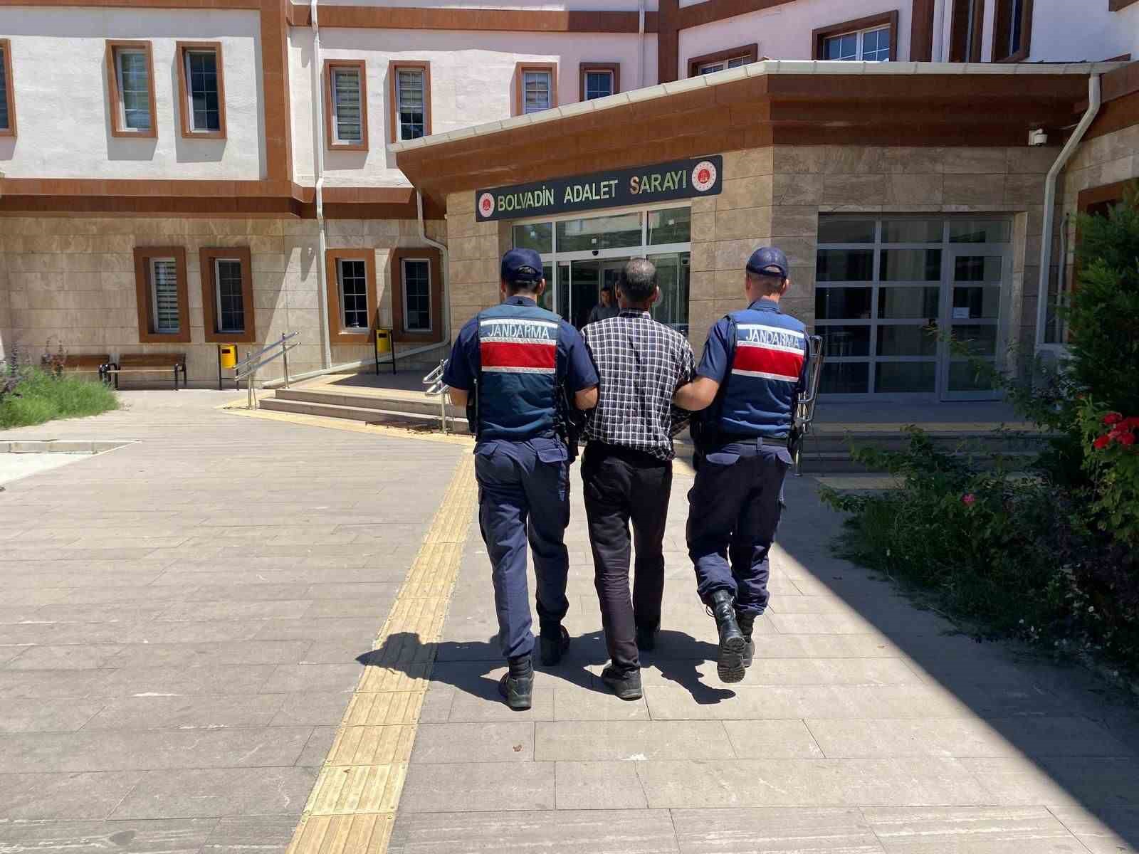 Afyonkarahisar’da kasten yaralama suçundan aranan bir şahıs jandarmanın takibi sonrası