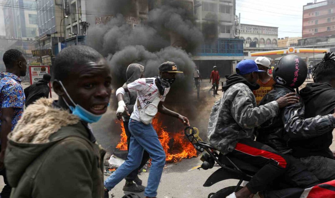 Kenya’da Devlet Başkanı William Ruto karşıtı göstericiler iş yerlerine taşlayıp,