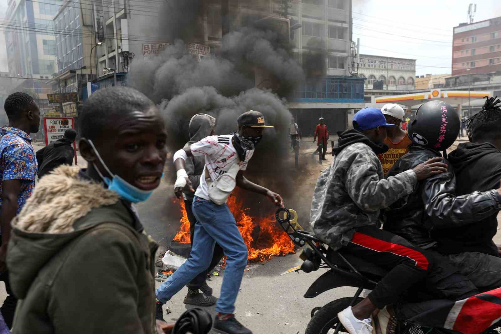 Kenya’da Devlet Başkanı William Ruto karşıtı göstericiler iş yerlerine taşlayıp,