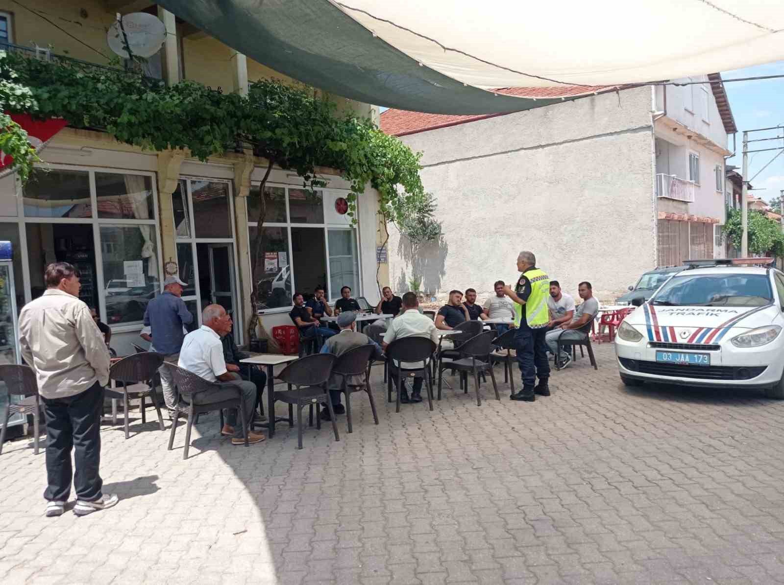 Afyonkarahisar’ın Sandıklı ilçesinde jandarma ekipleri tarafından köylerde başlatılan ‘trafik eğitimleri’