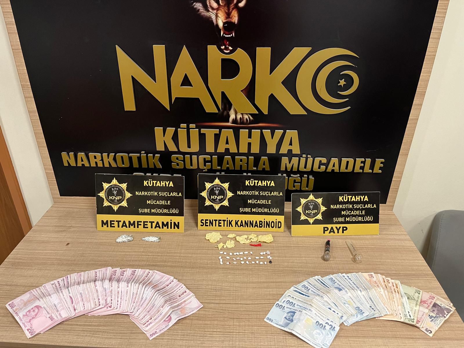 Kütahya’da emniyet ekipleri yaptıkları operasyonda uyuşturucu madde ve para ele