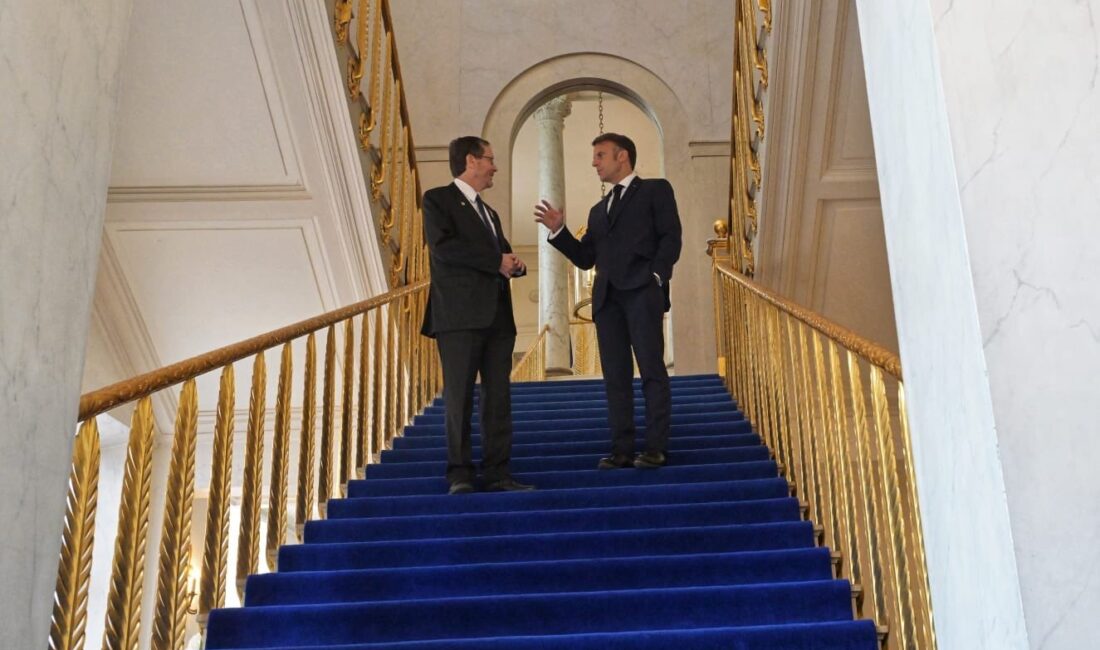 Fransa Cumhurbaşkanı Emmanuel Macron ile İsrail Cumhurbaşkanı Isaac Herzog, Elysee