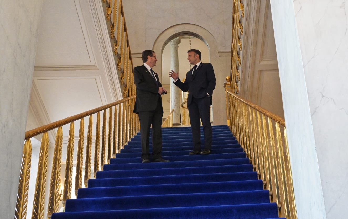 Fransa Cumhurbaşkanı Emmanuel Macron ile İsrail Cumhurbaşkanı Isaac Herzog, Elysee
