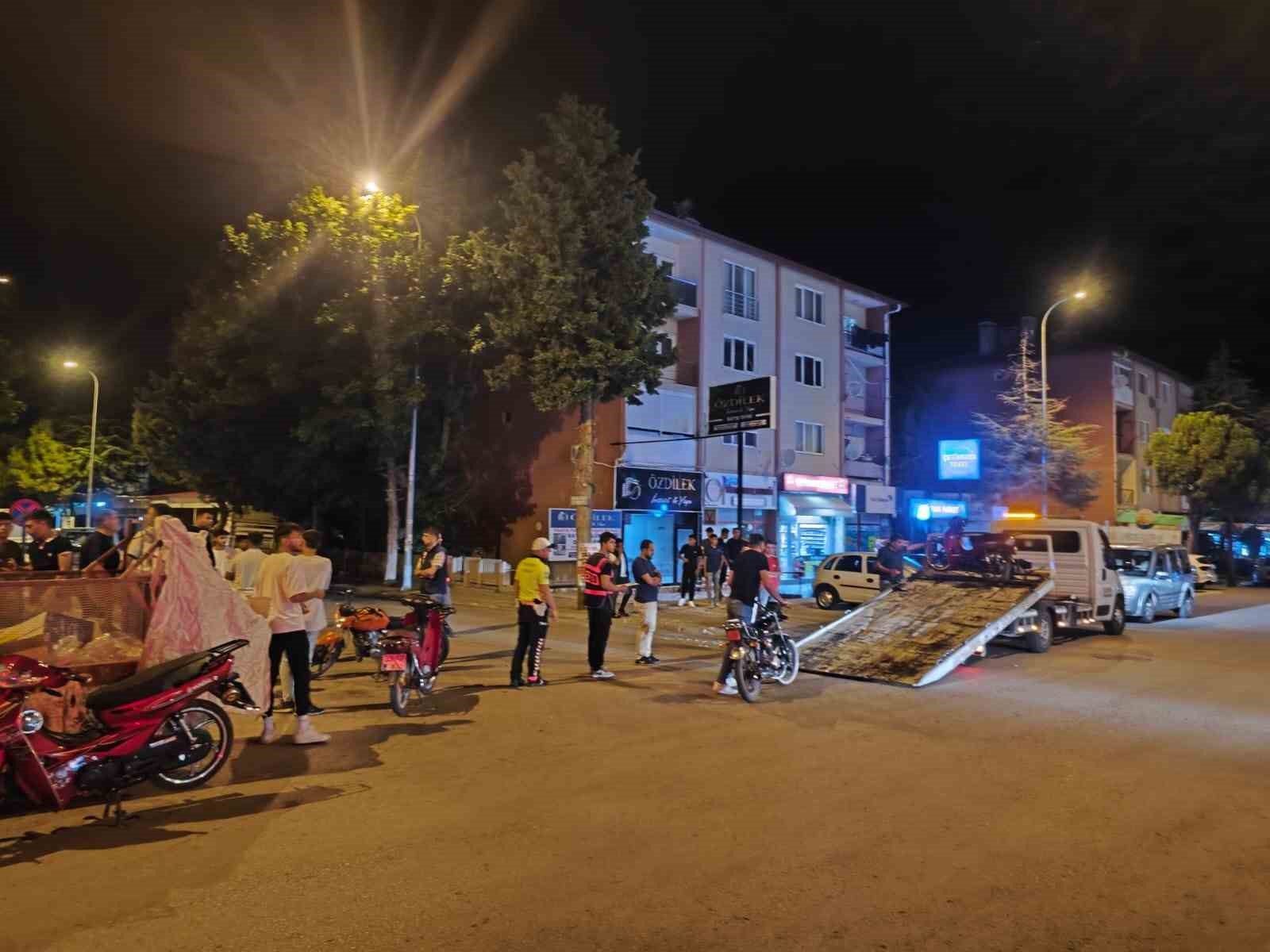 Afyonkarahisar’ın Dinar ilçesinde polis tarafından motosiklet ve otomobil sürücülerine yönelik