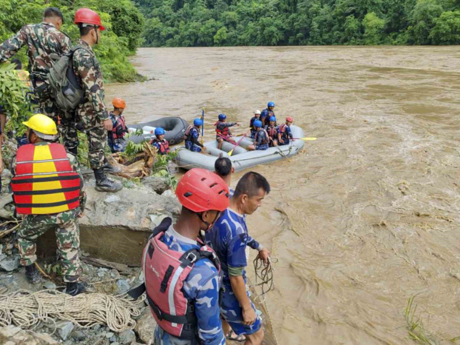 Nepal’de şiddetli yağışların yol açtığı heyelan sonucu 12 kişi hayatını