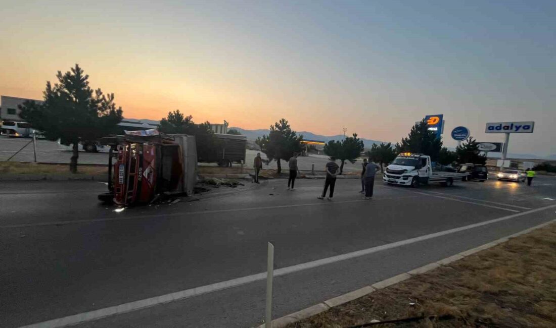 Afyonkarahisar’da otomobille kamyonetin çarpışması sonucu yaşanan trafik kazasında 5 kişi