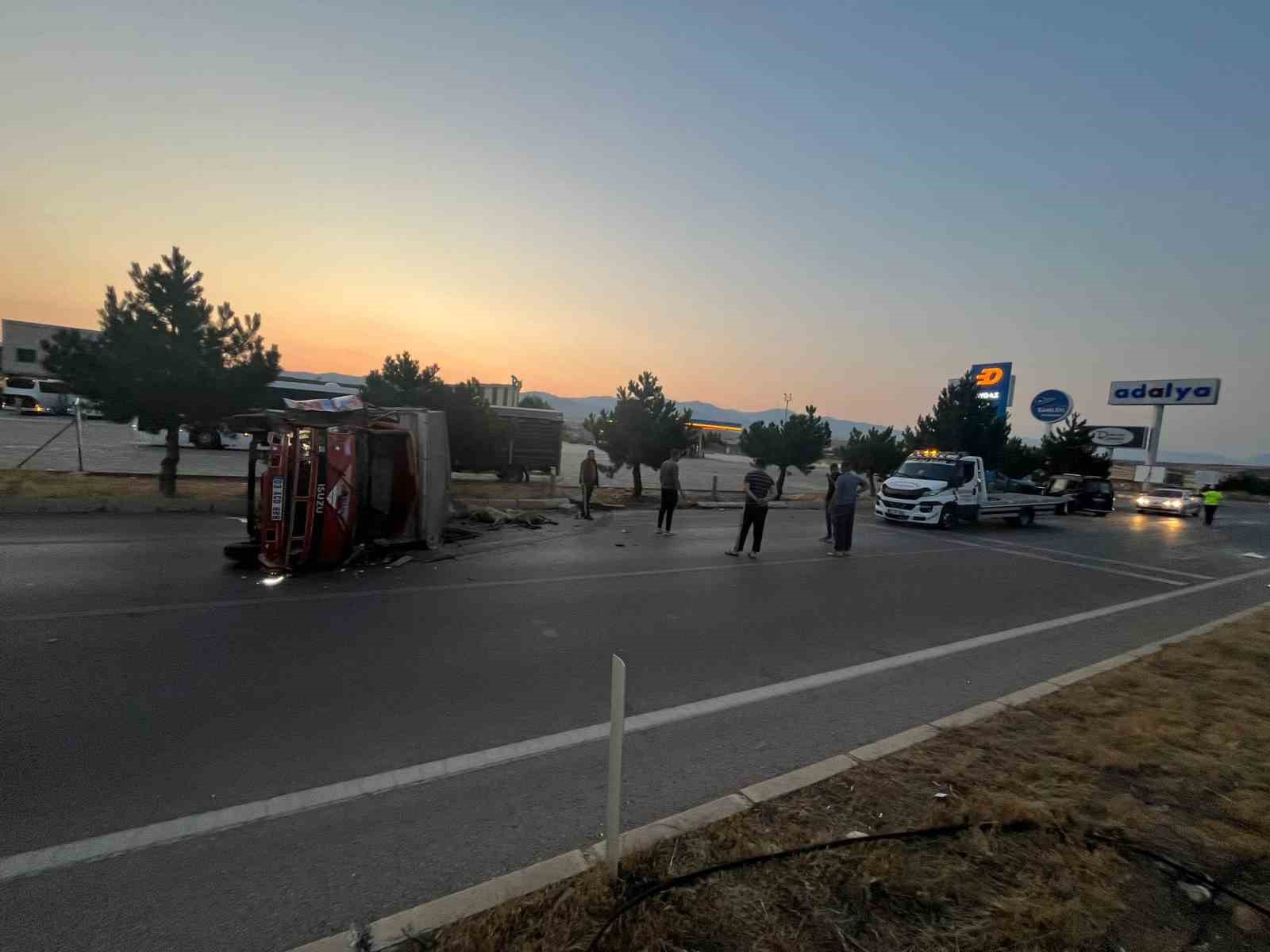 Afyonkarahisar’da otomobille kamyonetin çarpışması sonucu yaşanan trafik kazasında 5 kişi