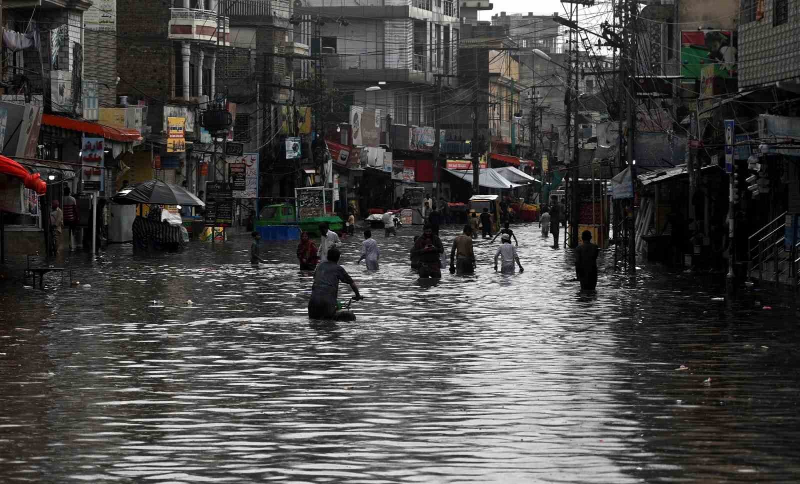 Pakistan’da etkili olan muson yağmurlarının yol açtığı selde 11 kişi