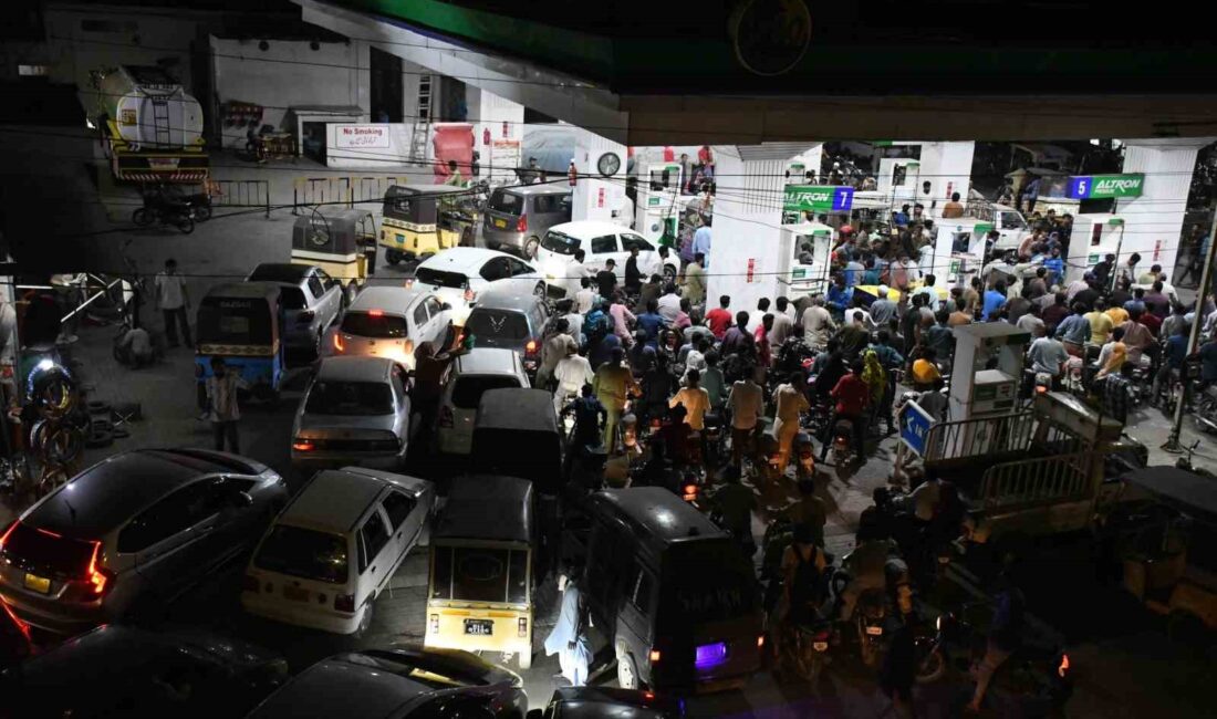 Pakistan’da hükümetin petrole yönelik zam kararının ardından ülke çapında alınan