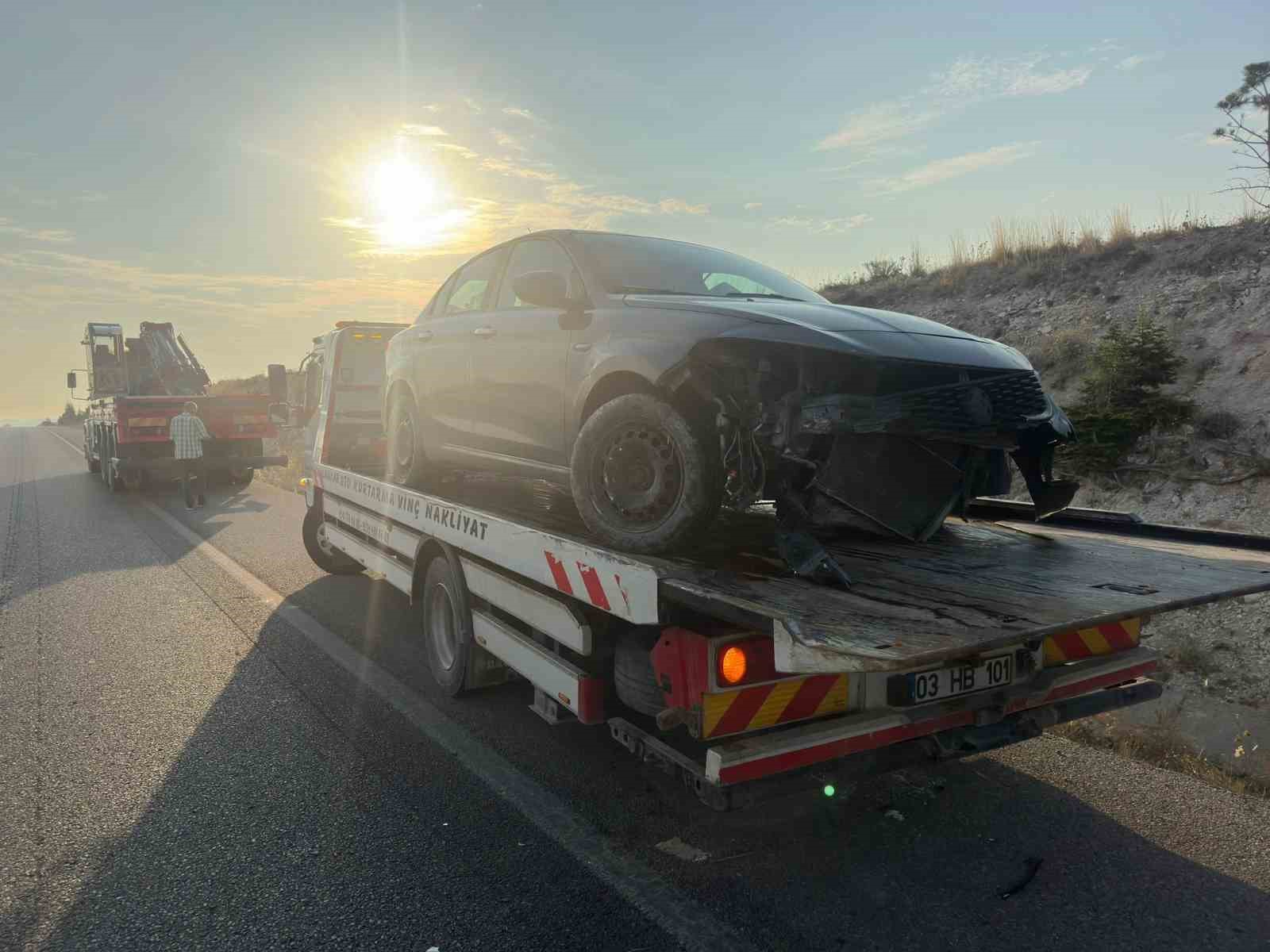 Afyonkarahisar’da kontrolden çıkarak refüje giren otomobilde 4 kişi yaralandı. Kaza,