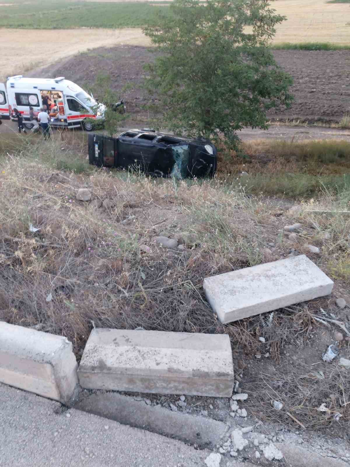 Afyonkarahisar’da kontrolden çıkarak şarampole devrilen hafif ticari araçta ikisi çocuk