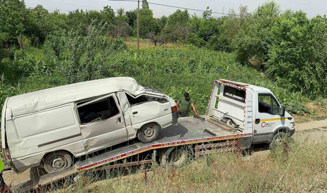 Afyonkarahisar’da takla atarak şarampole devrilen minibüste üçü çocuk 5 kişi