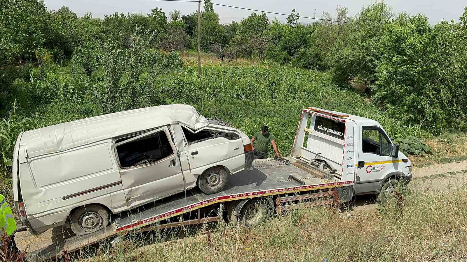 Afyonkarahisar’da takla atarak şarampole devrilen minibüste üçü çocuk 5 kişi