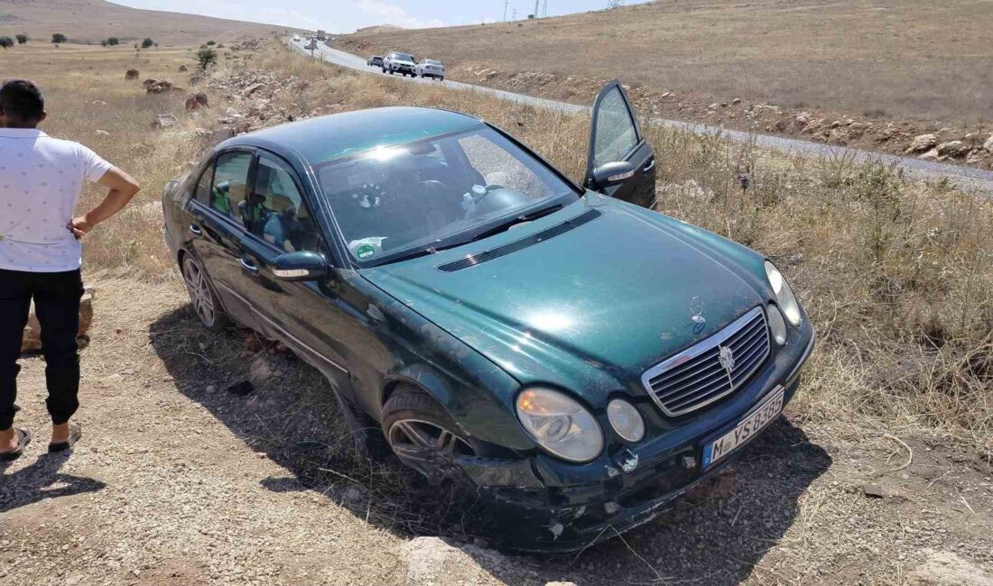 Afyonkarahisar’da kontrolden çıkan yabancı plakalı otomobilin şarampole girmesi sonucu yaşanan