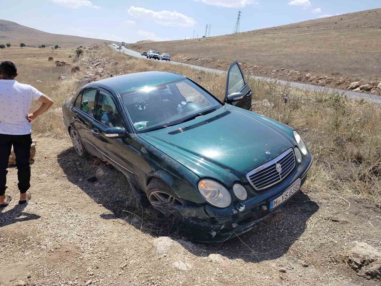 Afyonkarahisar’da kontrolden çıkan yabancı plakalı otomobilin şarampole girmesi sonucu yaşanan