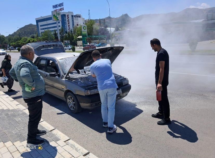 Afyonkarahisar’da seyir halindeki bir aracın motor kısmında çıkan yangın paniğe