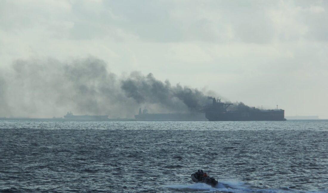 Singapur açıklarında alev alev yanan iki petrol tankerinde bulunan iki