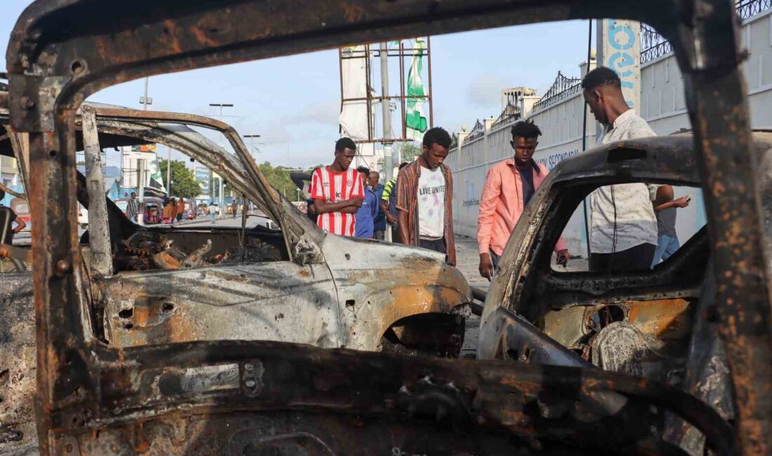 Somali’de bir restoranın önünde bomba yüklü araçla düzenlenen saldırıda 5