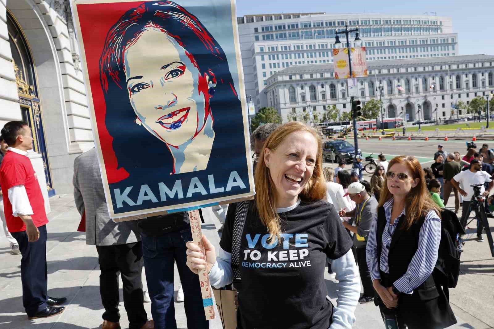 SON SEÇİM ANKETİNE GÖRE KAMALA HARRİS AZ FARKLA TRUMP’IN ÖNÜNDE