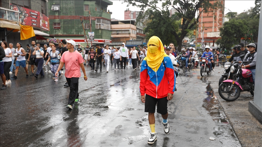 Venezuela’da devlet başkanı seçiminin sonuçlarını protesto edenlerle güvenlik güçleri arasında