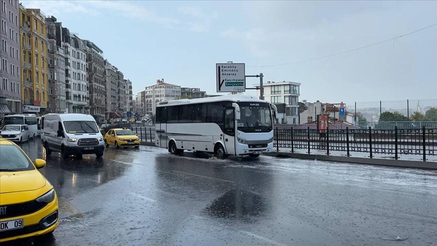 İstanbul’un bazı bölgelerinde aralıklarla yağış etkili olurken, trafikte aksamalar yaşanıyor.