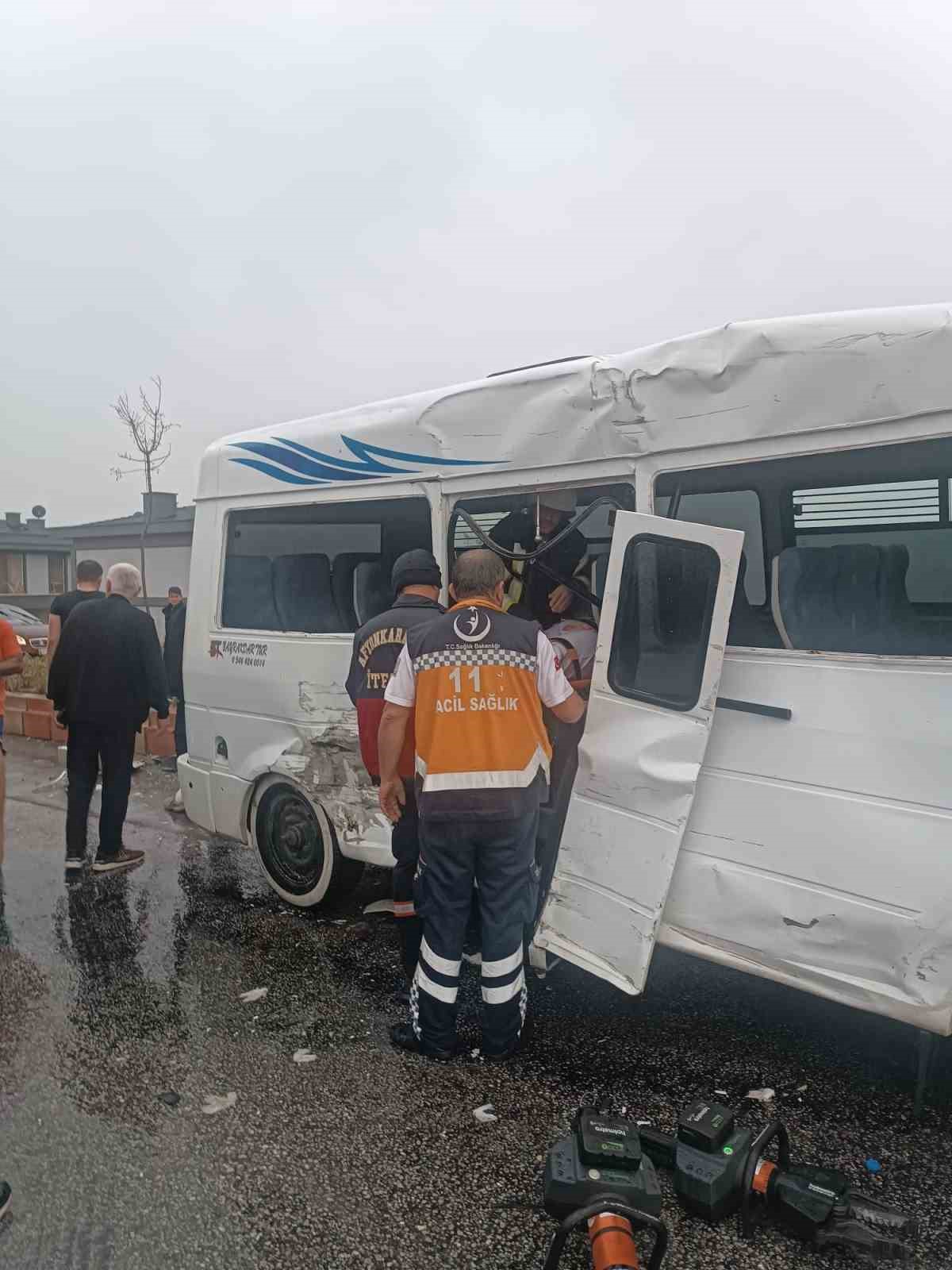 Afyonkarahisar’da tır ile dolmuşun çarpıştığı trafik kazasında 9 kişi yaralandı.