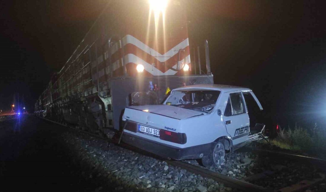 Afyonkarahisar’da kontrolsüz hemzemin geçitten geçmeye çalışırken yük treninin çarptığı otomobilin