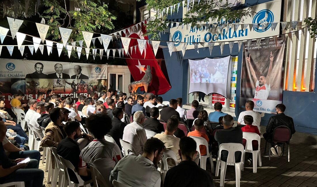   Ülkü Ocakları Afyonkarahisar İl Başkanlığı, teşkilat mensupları ile Türkiye-Hollanda