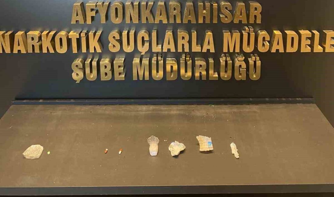 Afyonkarahisar’da durdurulan bir araçta yapılan aramada uyuşturucu maddeler ile yakalanan