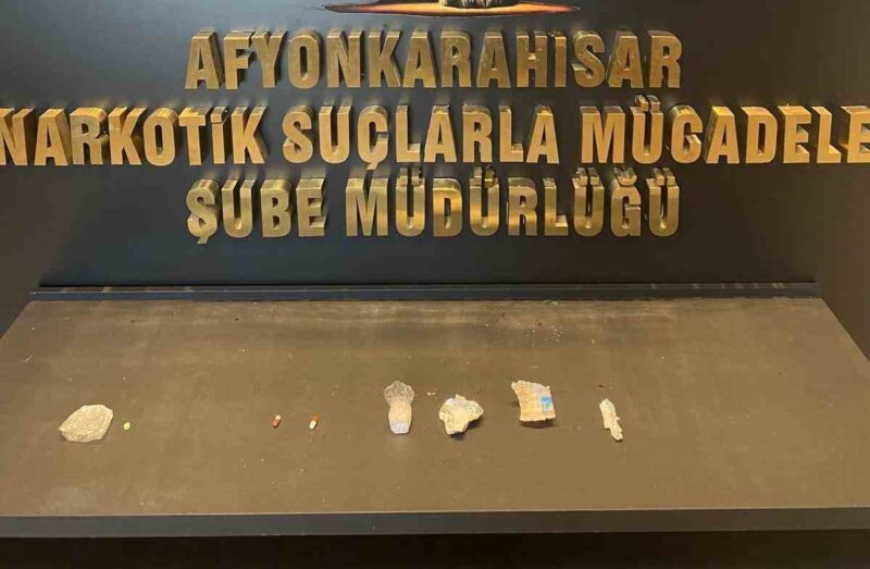 Afyonkarahisar’da durdurulan bir araçta yapılan aramada uyuşturucu maddeler ile yakalanan