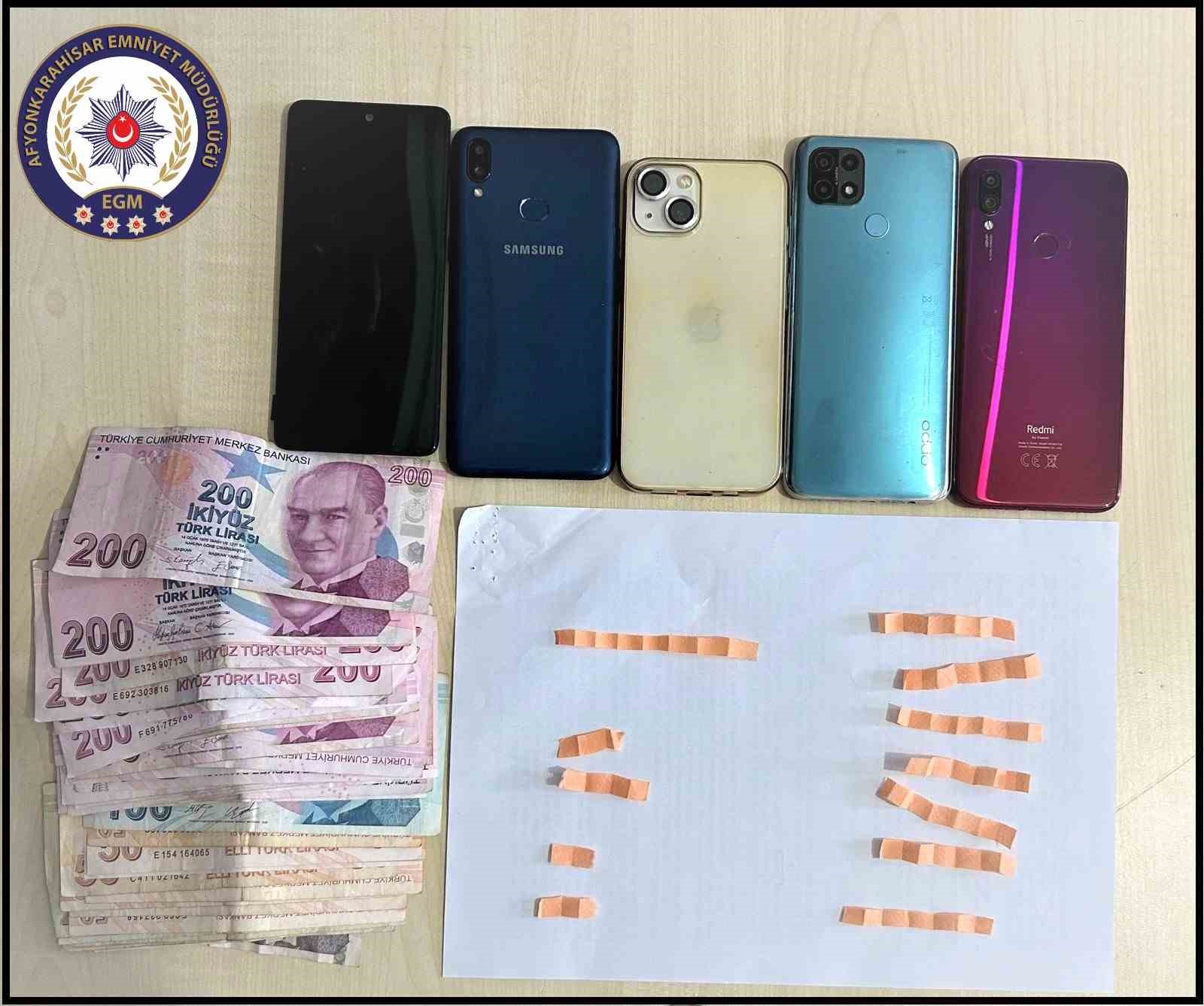 Afyonkarahisar’da polis tarafından durdurulan bir araçta yapılan aramamada 12 adet