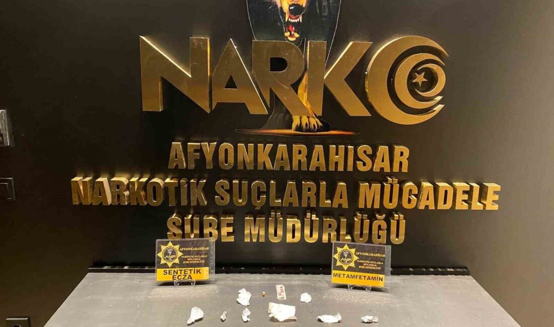 Afyonkarahisar’da durdurulan bir otomobilde yapılan aramada uyuşturucu maddelerle yakalanan 5
