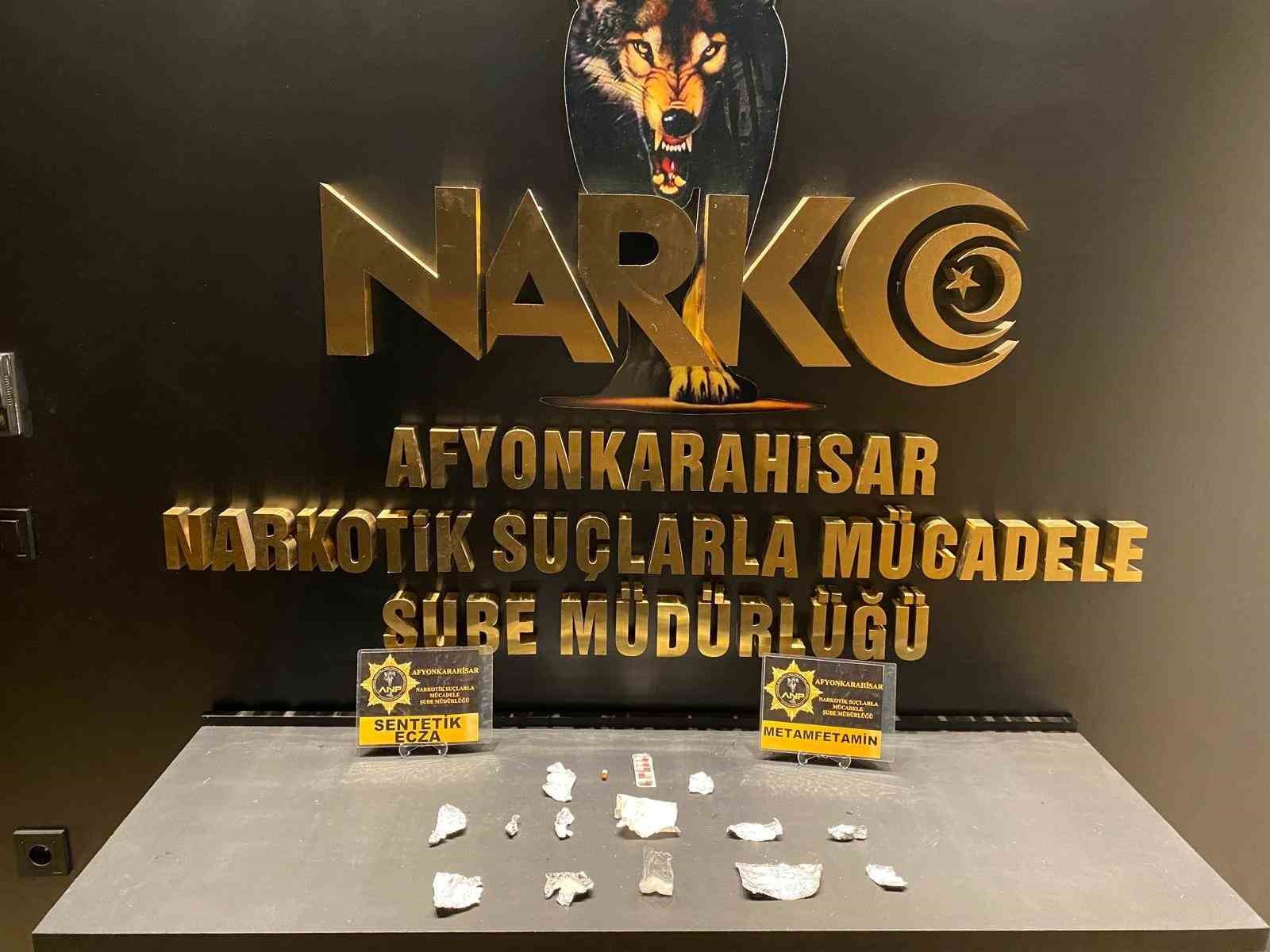 Afyonkarahisar’da durdurulan bir otomobilde yapılan aramada uyuşturucu maddelerle yakalanan 5