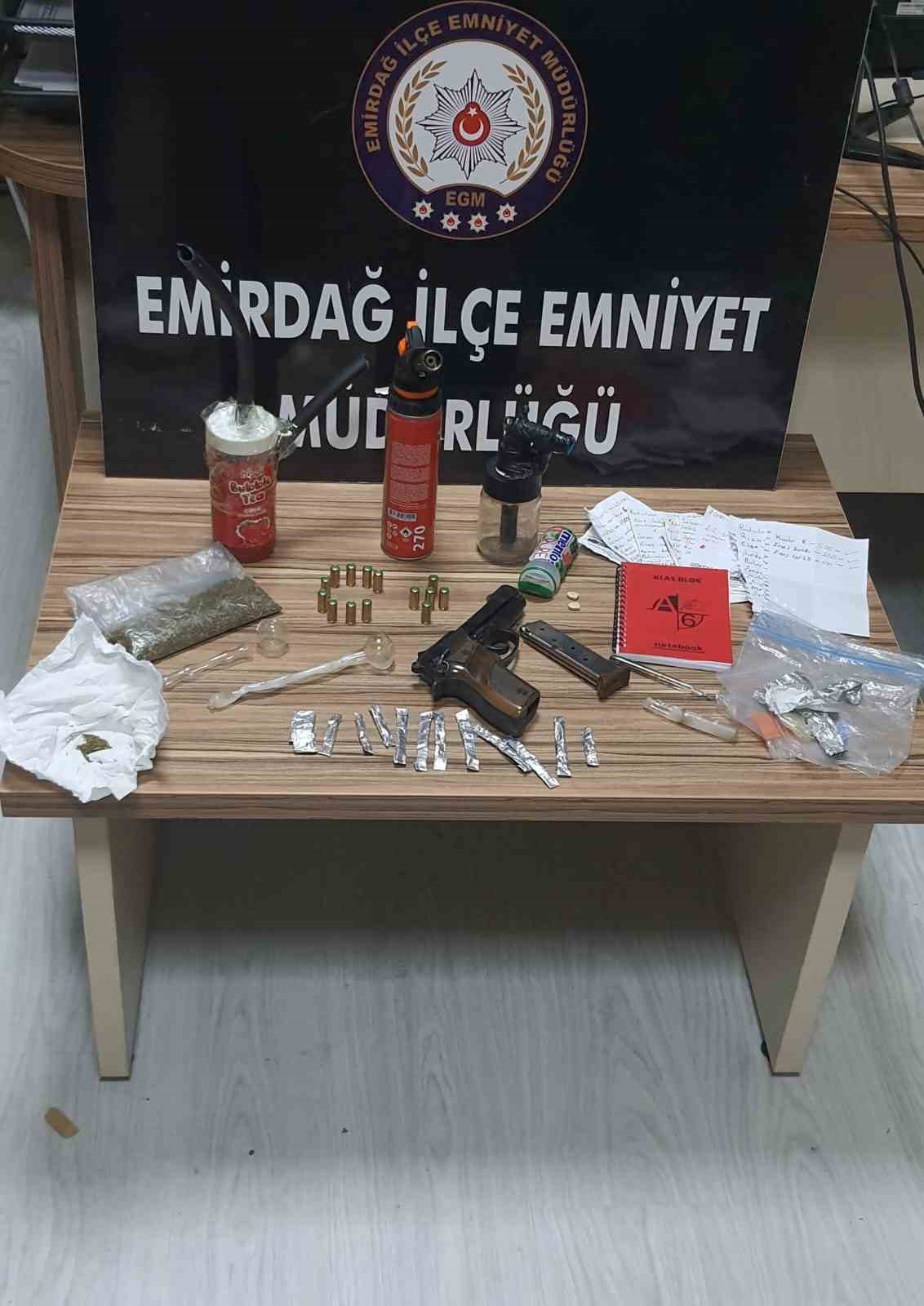 Afyonkarahisar’da polis tarafından gerçekleştirilen uyuşturucu operasyonunda 8 ayrı adrese düzenlenen