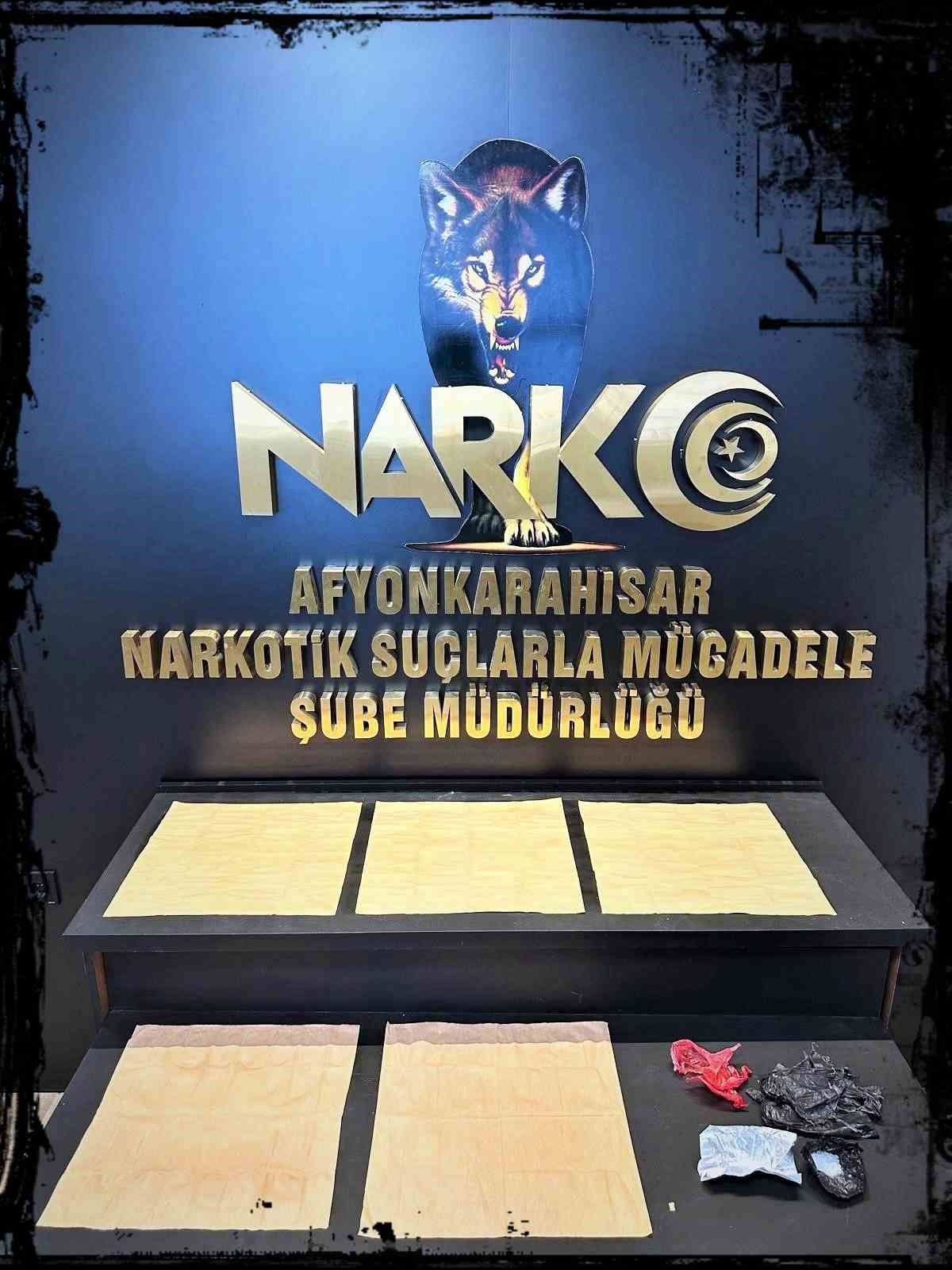 Afyonkarahisar’da narkotik polisi tarafından durdurulan bir araçta 5 adet peçeteye