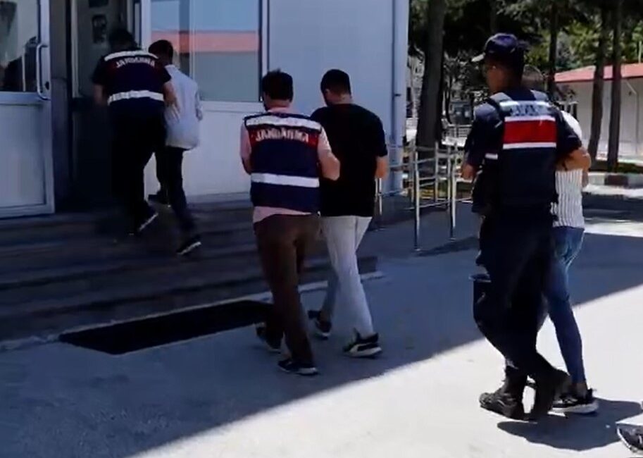 Afyonkarahisar’da jandarma tarafından uyuşturucu satan suç örgütüne yönelik gerçekleştirilen operasyonda
