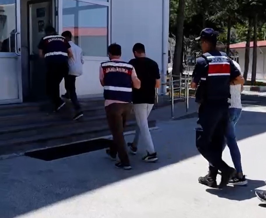 Afyonkarahisar’da jandarma tarafından uyuşturucu satan suç örgütüne yönelik gerçekleştirilen operasyonda