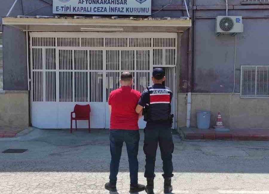 Afyonkarahisar İl Jandarma Komutanlığı ekipleri, gerçekleştirdikleri operasyonda uyuşturucu suçundan aranan