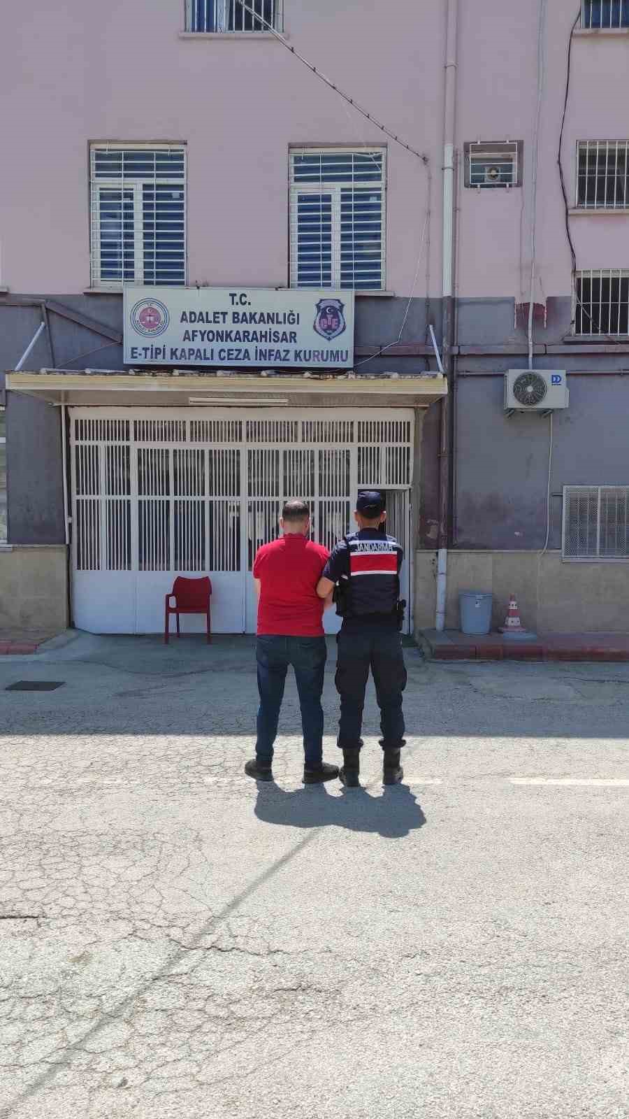 Afyonkarahisar İl Jandarma Komutanlığı ekipleri, gerçekleştirdikleri operasyonda uyuşturucu suçundan aranan